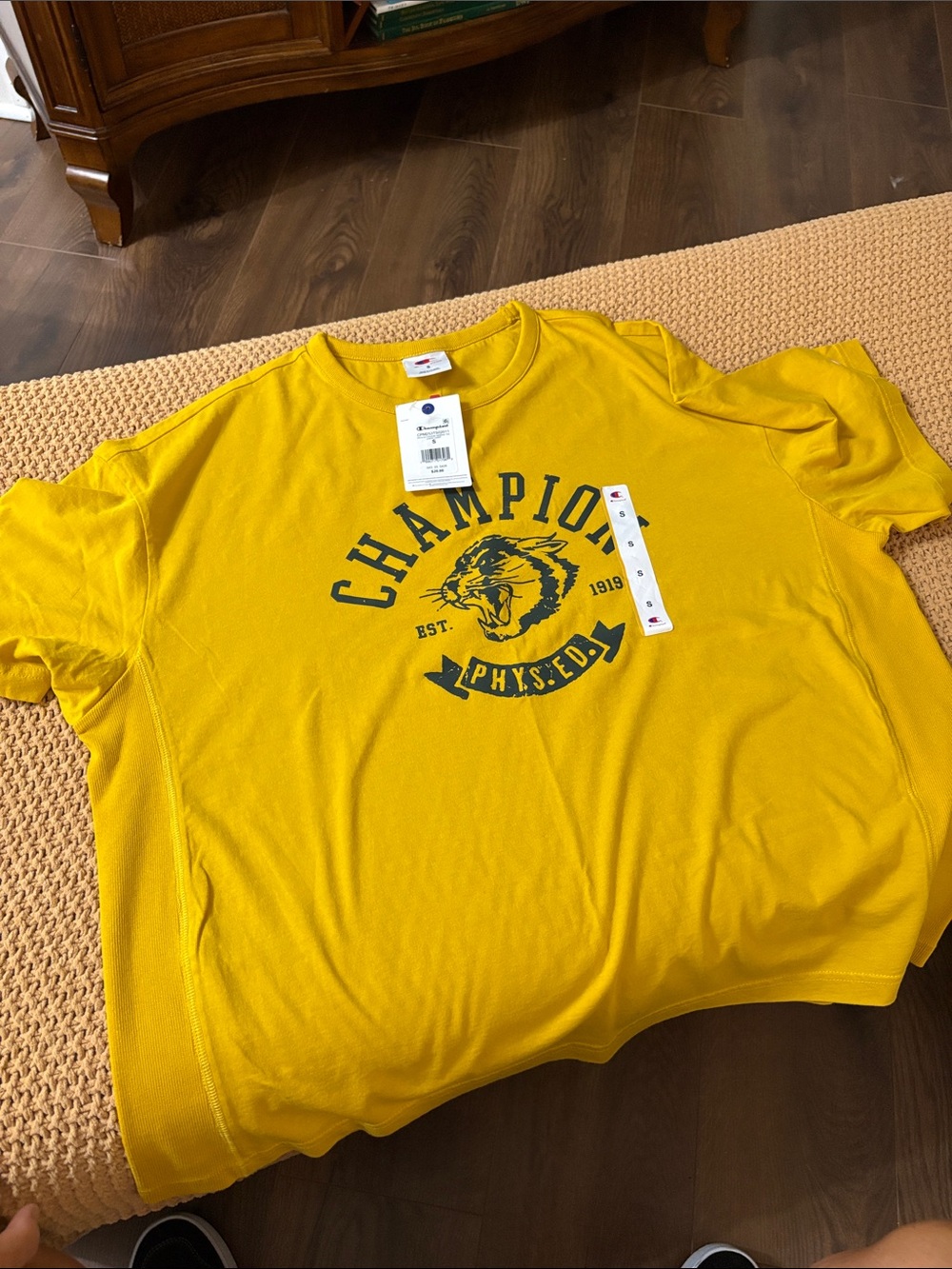 Champion Men’s Mustard Yellow Graphic Logo Tee Size Boxy S - Picture 1 of 6